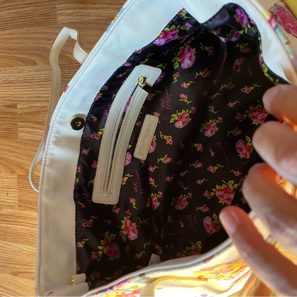 BETSEY JOHNSON WHITE MULTICOLORED FLORAL PRINT TOTE BAG PURSE - Picture 4 of 5